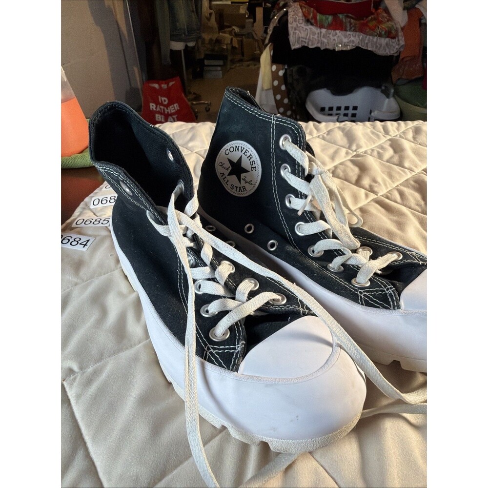 converse chuck taylor High Tops  Size 7